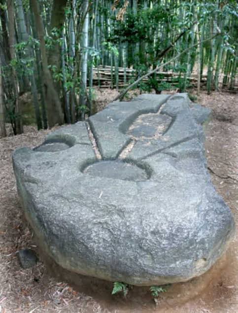 竹林の中に置かれた酒船石の全景