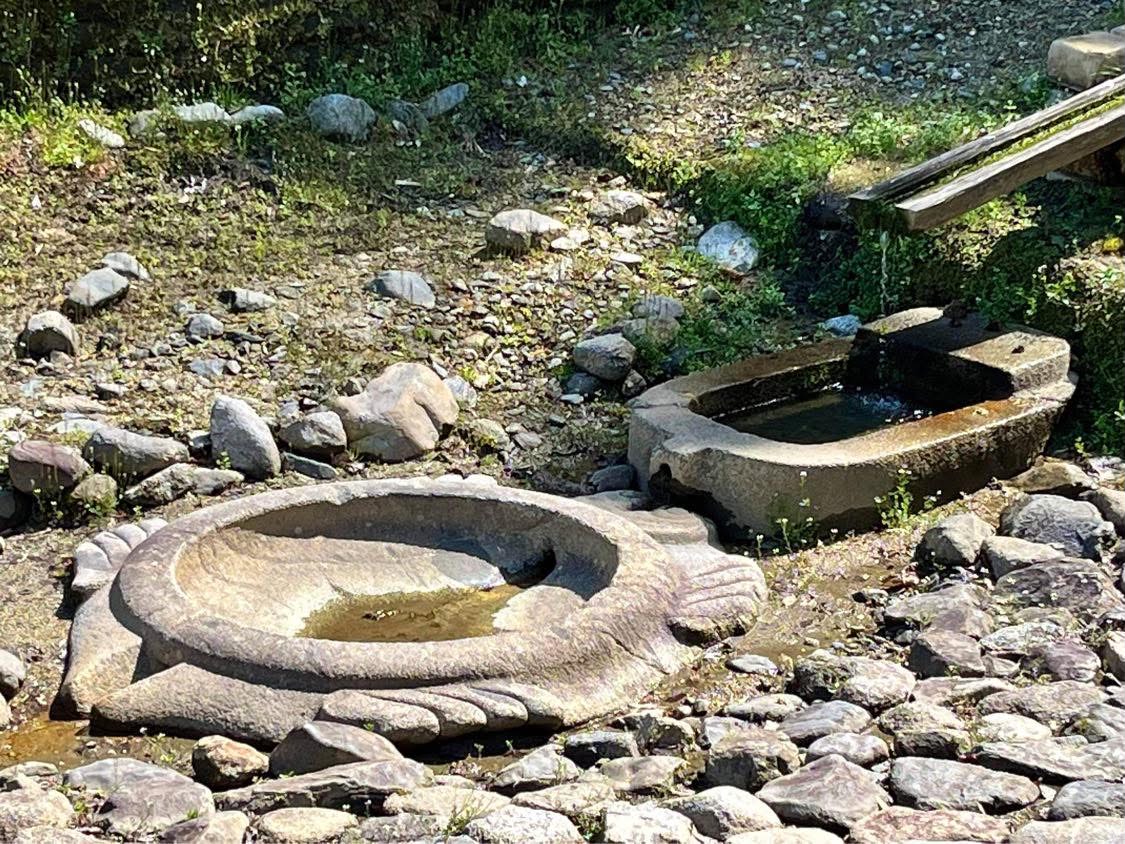 亀形石造物とその奥にある石槽